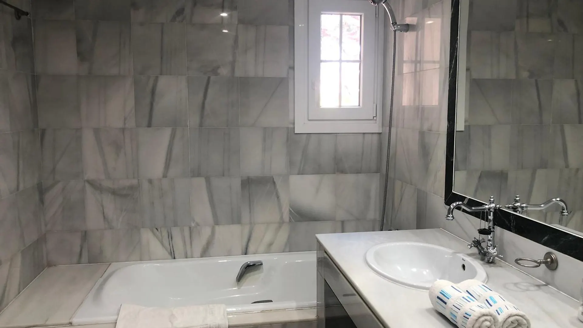 1404: 2 Bed Penthouse Apt In El Presidente Estepona