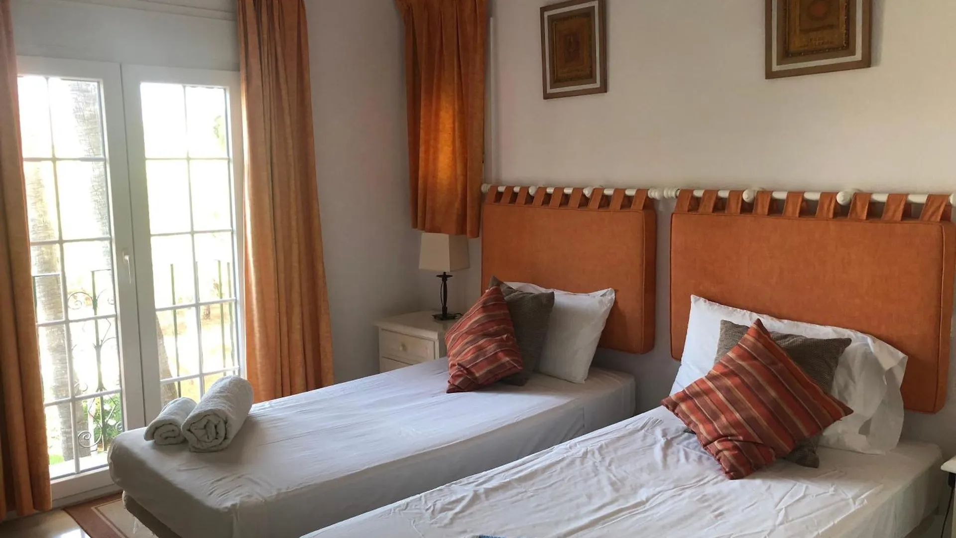 1404: 2 Bed Penthouse Apt In El Presidente Estepona Apartamento